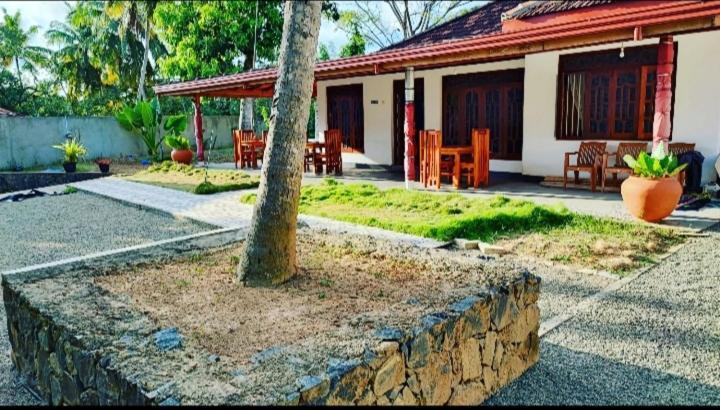 Tharurashmi Sea Pond Villa & Surf Hostel - Hiriketiya Dickwella Exterior photo